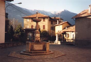 Kirchplatz mit Brunnen